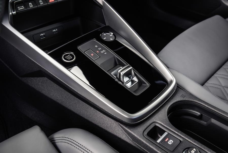 Детали интерьера Audi A3 Sedan 35 TDI S-Line 2020 года  (WW) (фото 9 из 42)